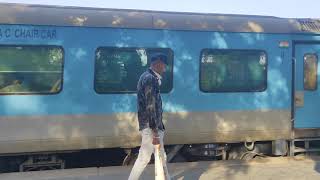 Amritsar Shatabadi Express 🚆 NDLS-ASR 12031 passed through SUBZI MANDI slowly with Ghaziabad WAP 7.