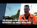 Brug bij Wierumerschouw op ponton gehesen en op weg naar reparatie