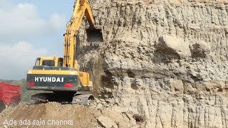 Excavator menghancurkan tebing gunung  - Kendaraan konstruksi alat beral bego , belko dan dum truk