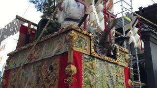 祇園祭(後祭)、山鉾巡行の朝、鯉山が町内を出発。