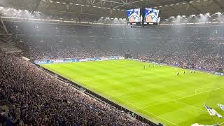 Aufstieg Schalke gg St. Pauli 3:2 am 07.05.2022 Blau und Weiß vor dem Spiel