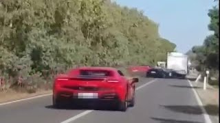 Il sorpasso e lo schianto, il video dell’incidente tra una Ferrari e un camper in Sardegna