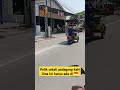 Pelik sekali pak cik pedagang kaki lima ini