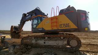 💪 High productivity - Volvo EC750E loading A30G