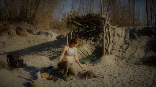 Bushcraft alone on the island - driftwood sand shelter - Vanessa Blank