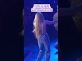 shakira sorprende a su amigo carlos vives en concierto