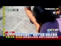 【tvbs】騎車後照鏡壞了！警攔下提醒　婦暴走罵警