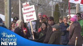 Mi’kmaw show up to RCMP detachment to protest raids on dispensary stores | APTN News