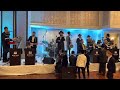 menachem moskowitz and shira choir performing mehairah from mbc