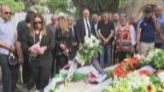 Mourners at slain journalist's grave in Jerusalem