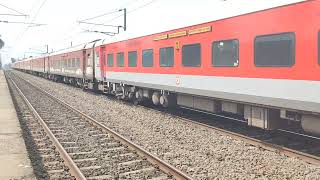 19483 Ahmedabad Barauni Express arriving with Crazy Honking