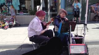 an old sweet couple in Camberwell market Melbourne singing 小城故事 超感人