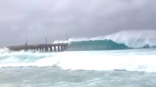 Bridge is submerged by the ocean wave / பெரிய கடல் அலையில் மூல்கும் கடல் பாலம்