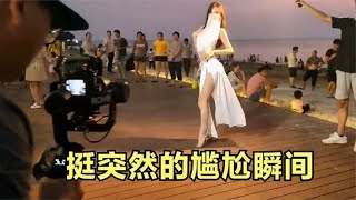 搞笑合集: 盘点挺突然的尴尬瞬间：女网红户外奔放直播，下一秒直接社死了！