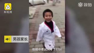 小学男生期末得奖状，回家走出“六亲不认的步伐”！