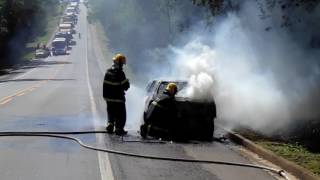 Carro pega fogo na BR 101 em Sooretama