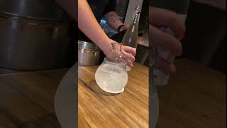 Ice sake is delicious，清酒倒入冰中很好喝