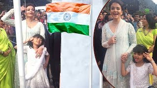 Aishwarya Rai And Aaradhya Bachchan Gets Emotional, Indian Flag Hoisting at Melbourne