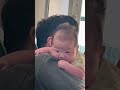 宝宝：吃顿奶粉咋还要打人呀😂 baby 萌娃 cute 嬰兒 育兒 搞笑 爸爸 funny 宝宝 cutebaby