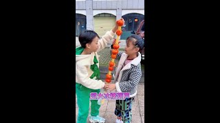 我还是第一次见那么大的冰糖葫芦！ #哥哥宠妹妹 #哥哥对妹妹的疼爱 #兄妹俩一起长大的幸福 #超大冰糖葫芦