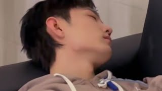 肖战XiaoZhan【沸腾之夜后台】小北北在线发送小宝贝睡觉的样子❤️看着他睡觉都好心动！心脏扑通扑通跳！