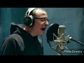 chester bennington recording vocals in the studio chester grabando voces en el estudio