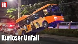 THAILAND: Bus hängt nach Crash in der Luft