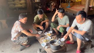 越南妹子家做客，大山裡平時很少吃肉，貓咪餓的皮包骨，勉強弄幾個菜就像過年