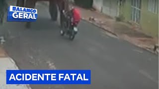 Garupa morre após moto passar por baixo de trator