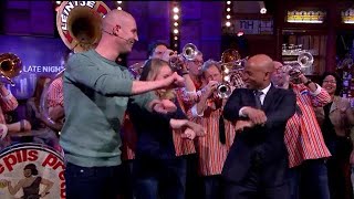 Kleintje Pils speelt Gangnam Style - RTL LATE NIGHT