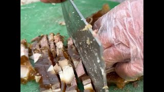 The cooked food stall owner boiled a pot of pork jelly  and Red Brother bought 27 yuan's satisfacti