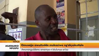 Agataliikonfuufu: Omusajja awuttudde mukazi we ng'ekyokuttale.