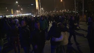 Uitzinnige NAC-fans wachten spelers op na zege op FC Utrecht