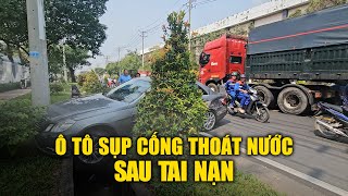 Ô tô sụp cống thoát nước trong khu công nghiệp sau tai nạn