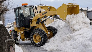 Snow Removal in Japan: 4 Wheel Loaders & 16 Dump Trucks Working in Narrow Streets  #Construction