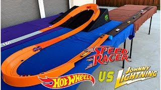 Hot Wheels speed racers vs Johnny Lightning speed racers fat track double curve jump tournament race