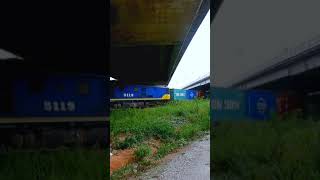 รถไฟCSR5119 วิ่งฝ่าสายฝน ช่วงลอดสะพาน