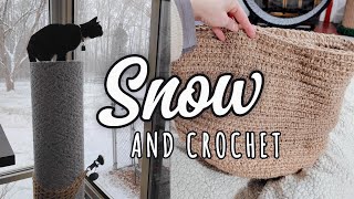 the first snow for curious cats | my cozy crochet project | slow living vlog