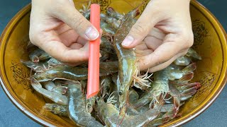 今天才知道，原來去蝦線這麼簡單，一根吸管就搞定，2秒一隻，又快又乾淨，Remove the shrimp line, One straw will do it. fast and clean
