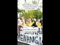 pedagang ini nyanyi ditengah demo mahasiswa yg sedang tegang .