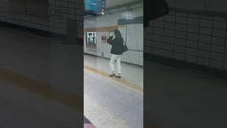 20221031 Coming in Mapogu-office Station on Seoul Line 6 (train to Sinnae) 서울6호선 마포구청역 #shorts