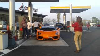 Orange Lamborghini Aventador start-up and aceleration in Autogrill!