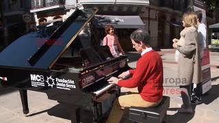 FERNANDO BOTANZ TOCA EL PIANO EN LAS CALLES DE BILBAO (2017)