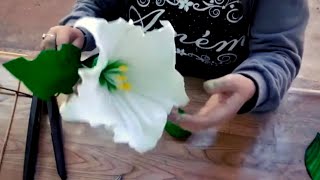 Como fazer a flor saia branca de e.v.a  [zabumba ou trombeta de anjo] lembrança