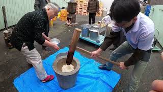 高知  はりまや橋商店街の餅つき、商店街店主たちが餅をつく