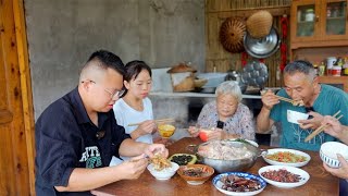 桃子提一只猪脚回家炖蹄花，被老爸无情数落，人还不如猪啦！【渝乡桃子】