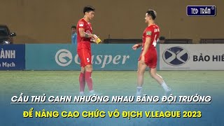 Cận cảnh Đoàn Văn Hậu nhường băng đội trưởng CAHN cho Hồ Tấn Tài để nâng Cúp Vô Địch V.League 2023