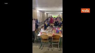 Bambini cantano l'inno nazionale nella metropolitana di Kiev dopo l’attacco russo