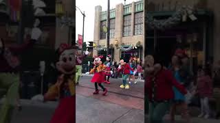 ミッキーのハッピーホリデーズ　ディズニーカリフォルニアアドベンチャーのミニパレード　Mickey’s Happy Holidays 2021年