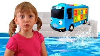 Alena salva su minibús de juguete escolar  favorito